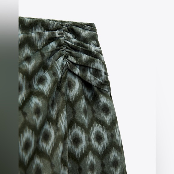 Velvet midi skirt with slit - Picture 4 of 5